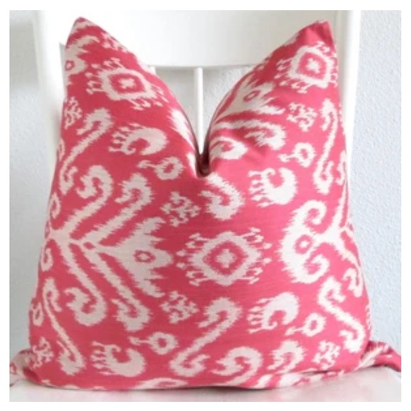 💕 Raspberry pink and White Ikat Throw handmade Pillow 20 x 20